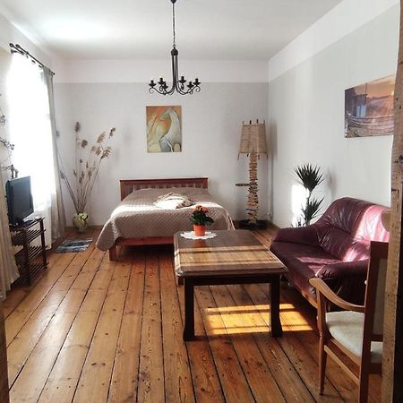 Toma Street Apartments เลียปาญา ภายนอก รูปภาพ